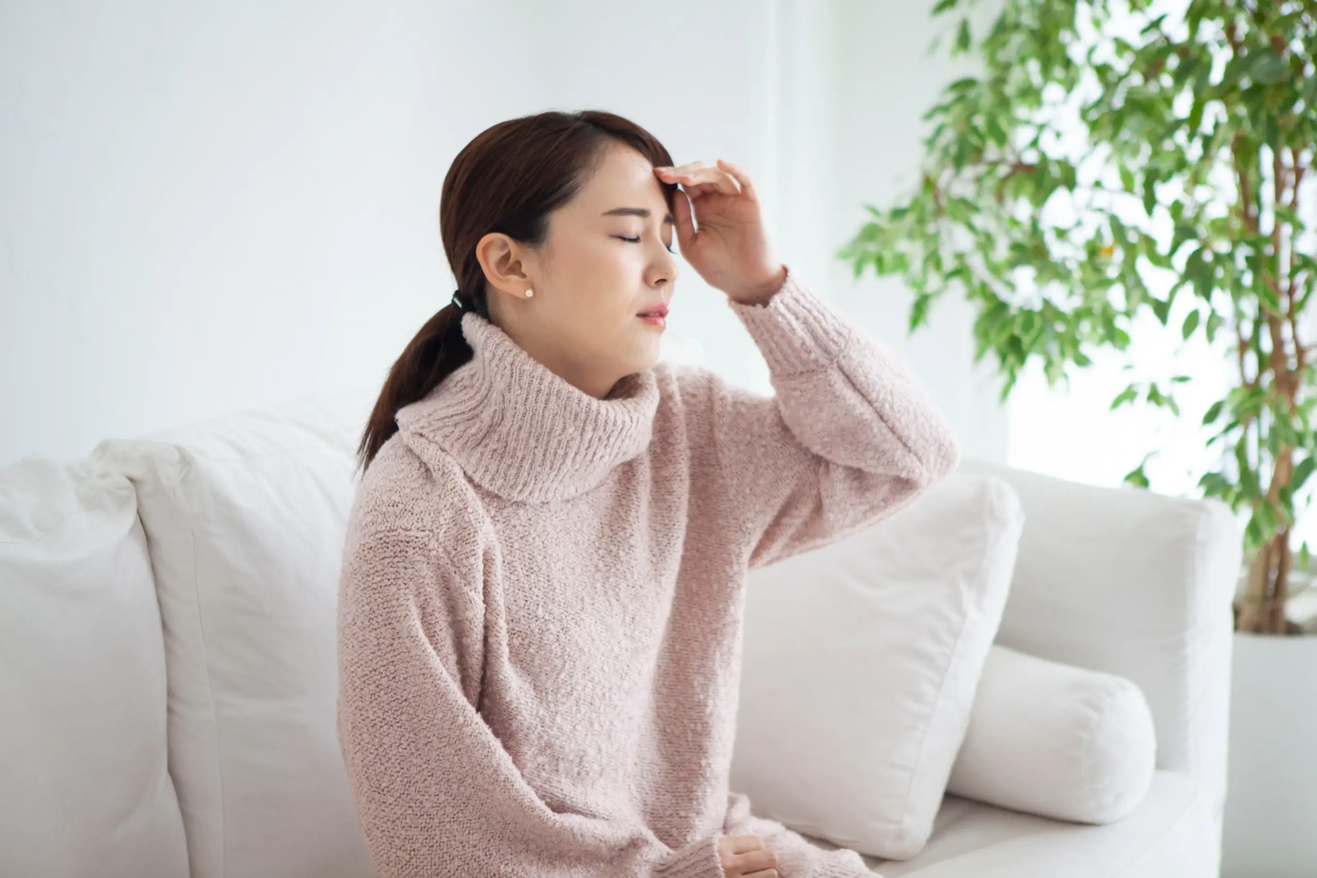 頭を抑える女性