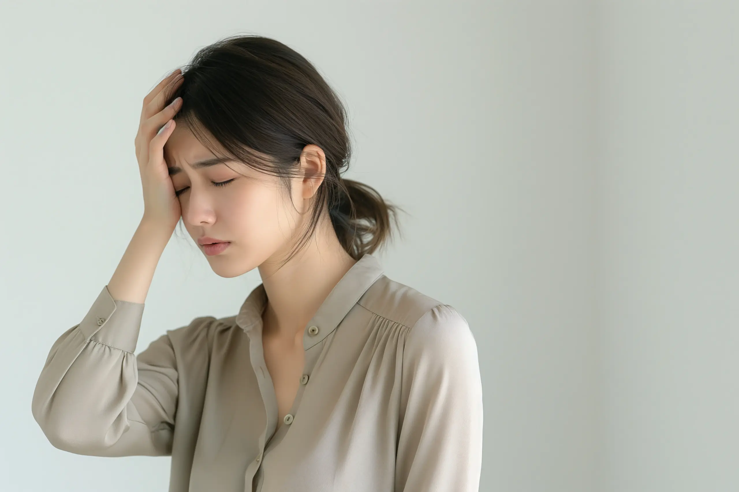 頭を抑える女性