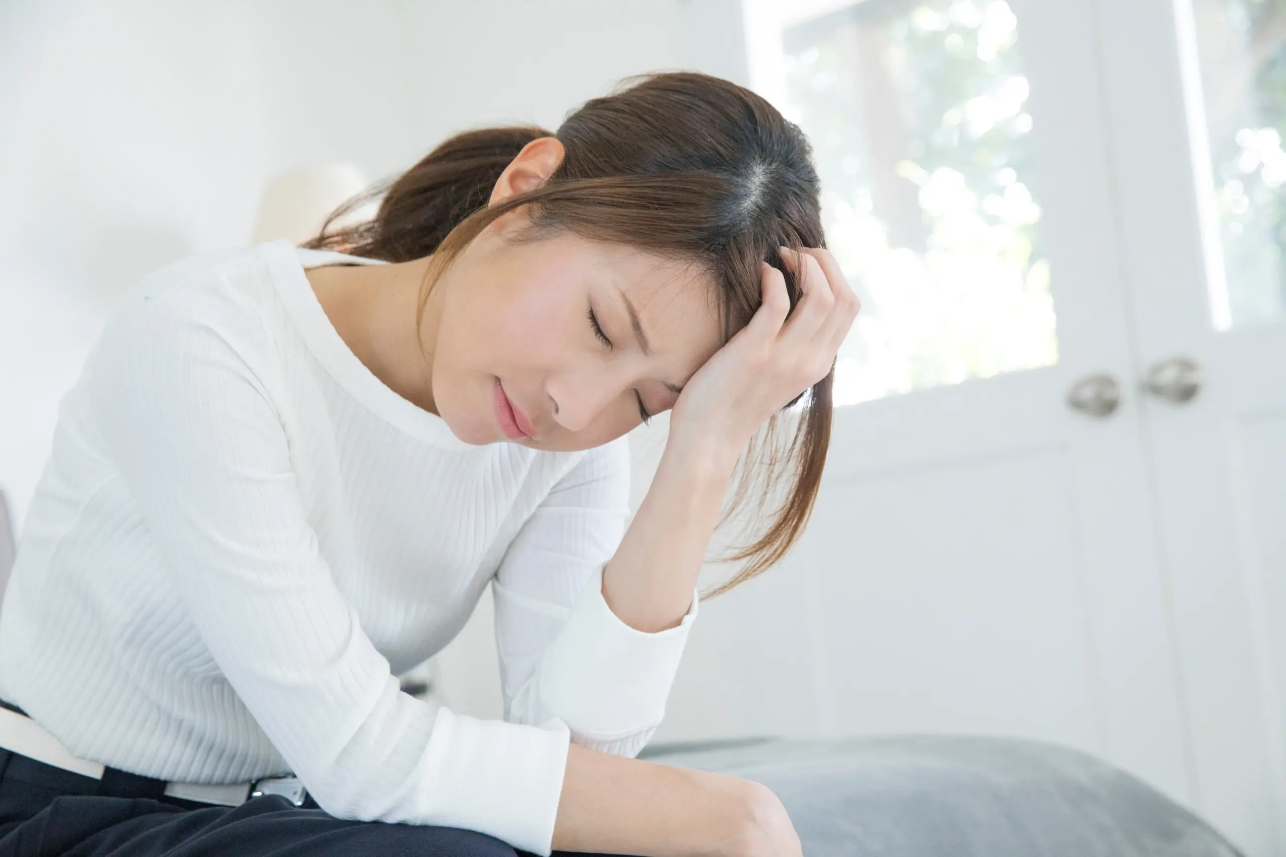 頭を抑える女性