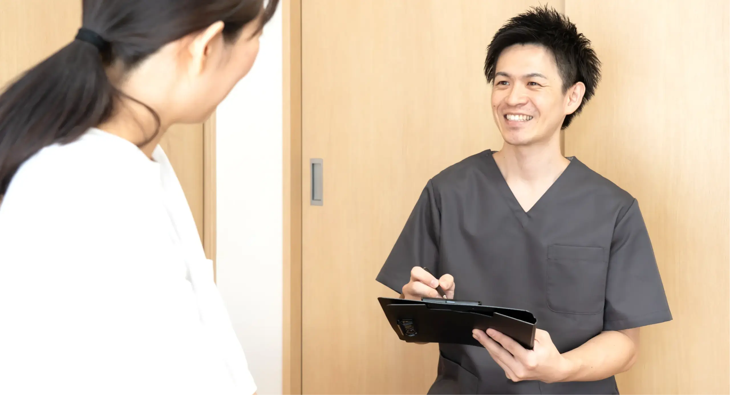 笑顔で話す先生と患者さん