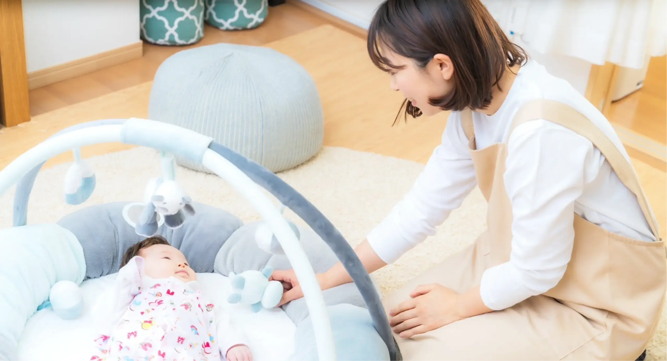 赤ちゃんをあやす保育士