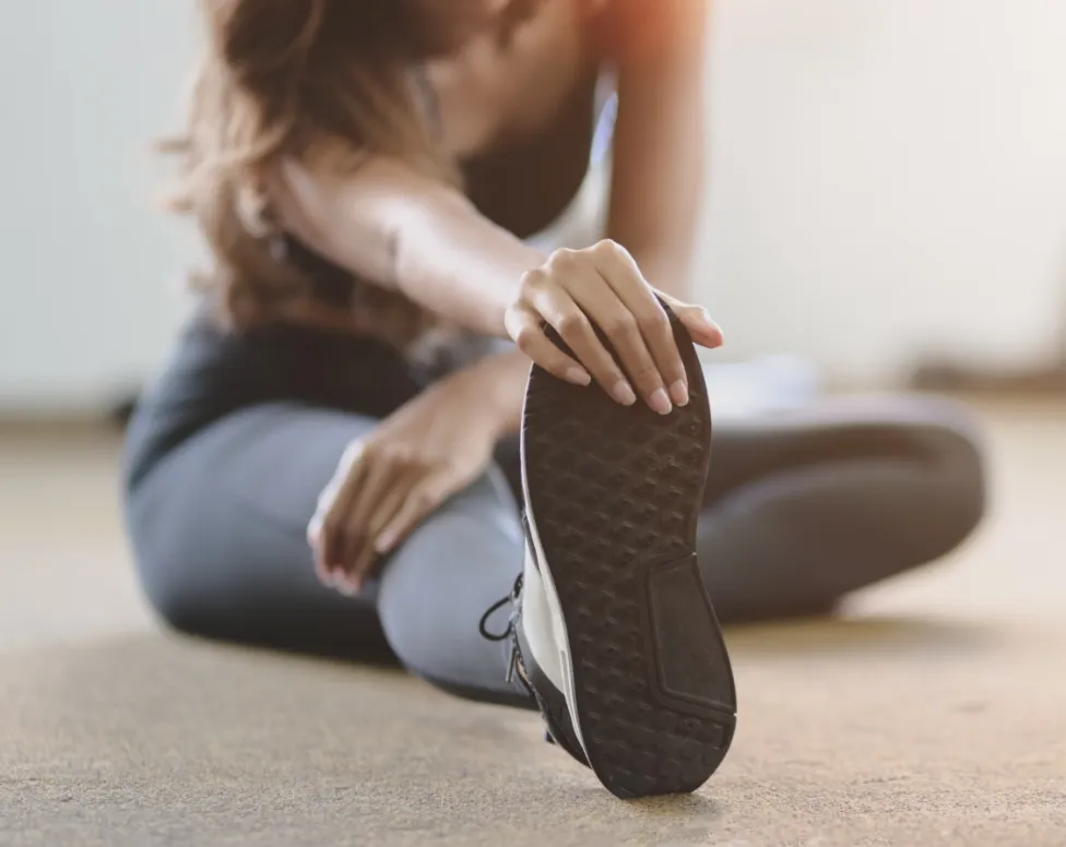 足を伸ばす女性