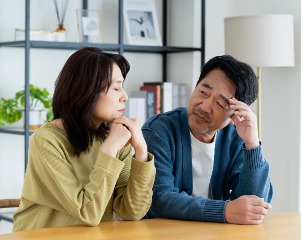 横並びで話し合う男性と女性