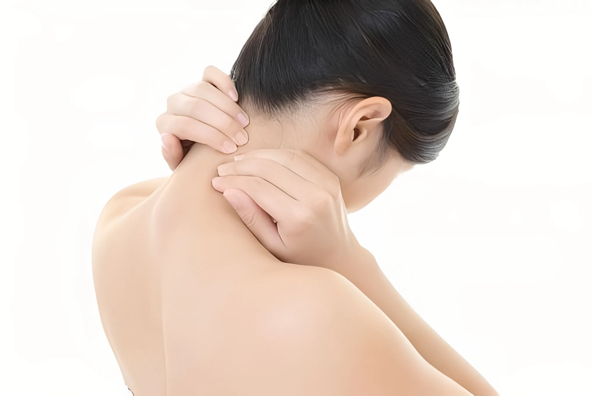 首を抑える女性