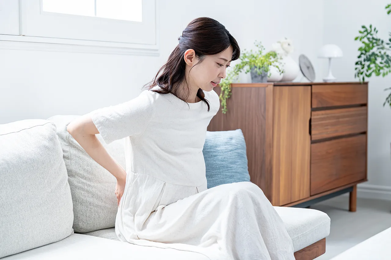 身体に不調のある妊婦の女性